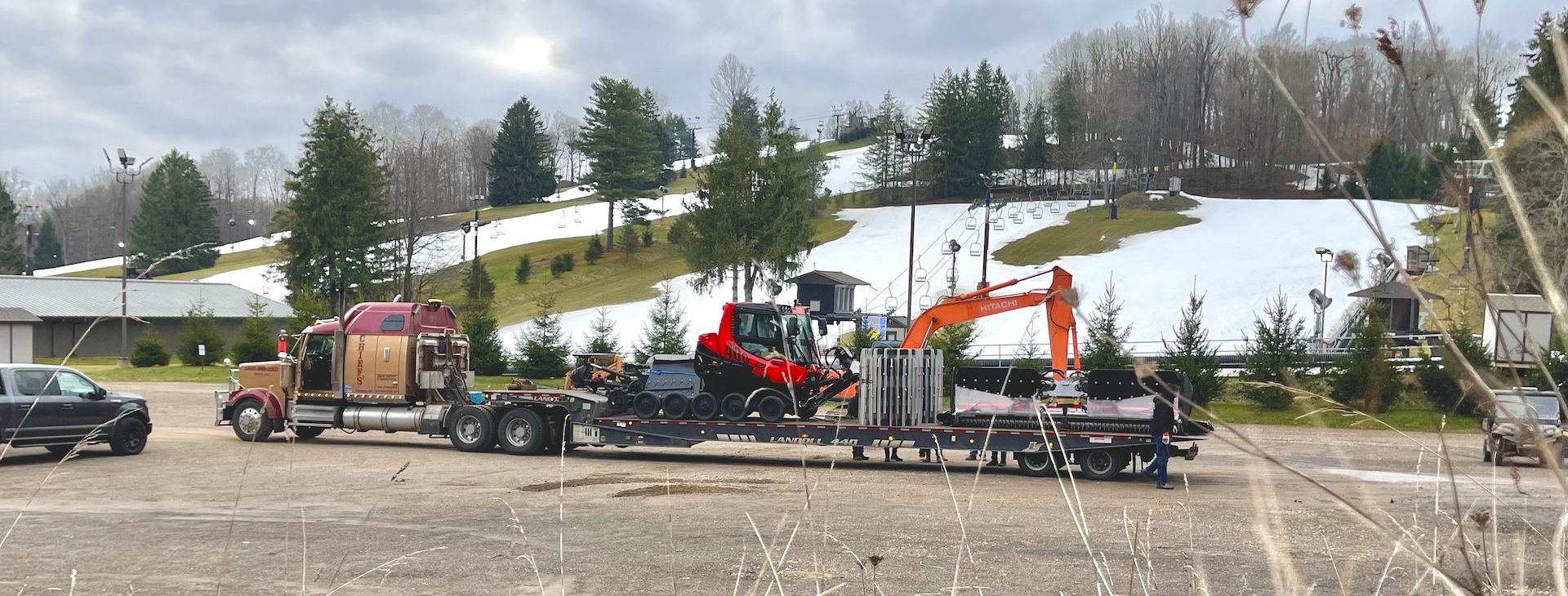 Pisten-Bully-400-Park-Pro_Arrival-on-Flatbed_Snow-Trails-OH
